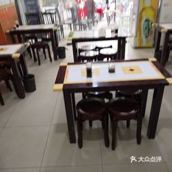 一群老板桌子下有人口_简笔画桌子上面有什么(2)
