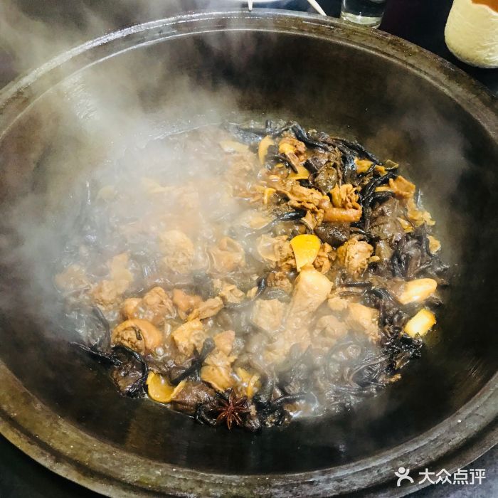 锅色添香铁锅炖小鸡炖蘑菇图片 - 第1张