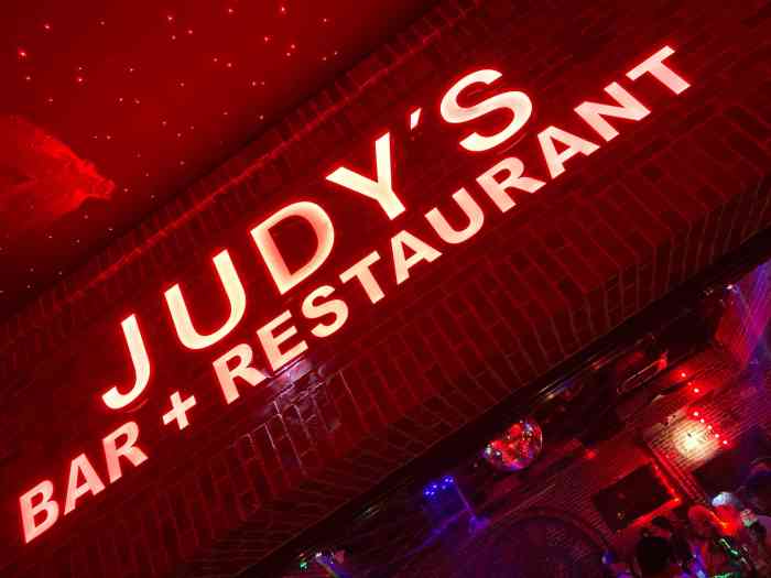 judy"s spot-"很火的一家酒吧,位置也很好,周日晚上去