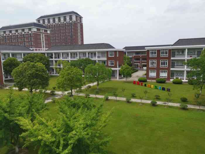 上海立达学院-"校园环境不错,教学楼,食堂,娱乐室都是