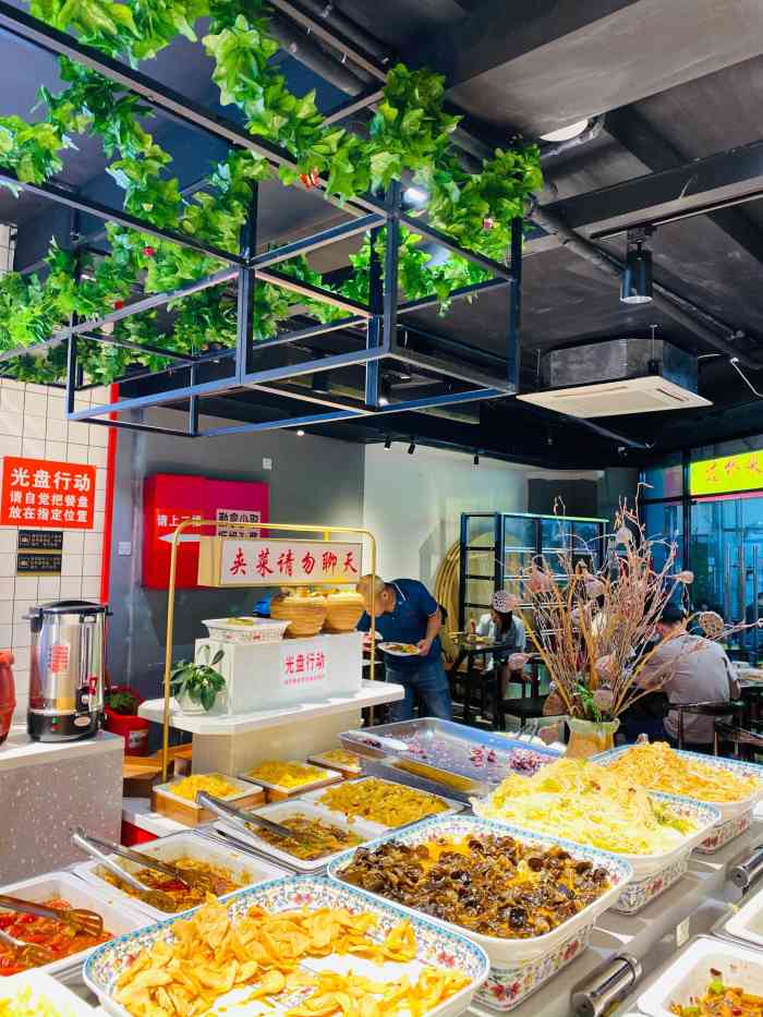 看老胡吃饱饱过来的店铺就在明发中庭素食馆对面