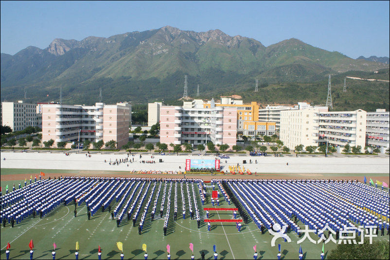 福建西山学校初中部运动场图片 - 第30张