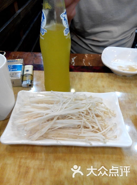 很大一锅肥肠,应该是番茄汤熬制的吧,一锅.-彭