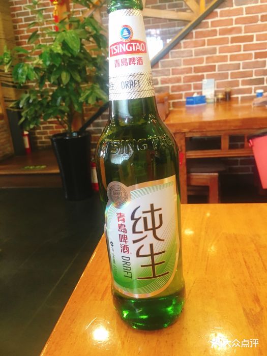 东北农家小院纯生啤酒图片