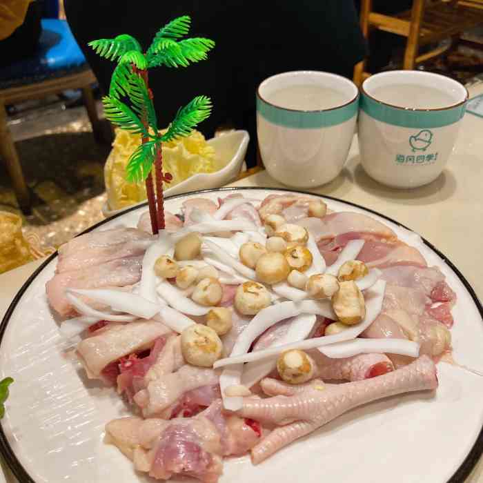 珍珠马蹄椰子鸡先喝汤后吃鸡再涮菜