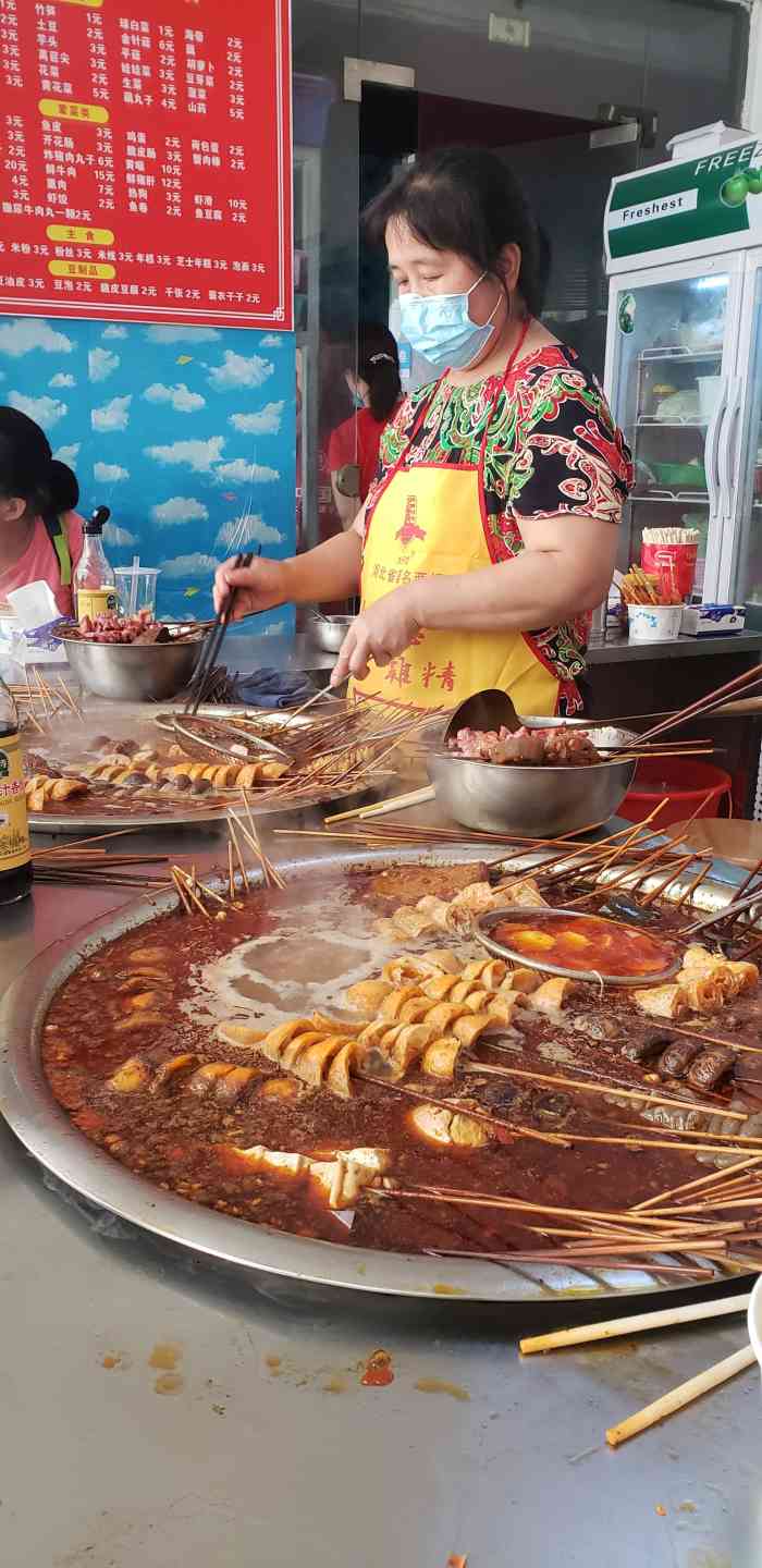 荆东路女人街麻辣烫-"吃麻辣烫必来!感觉这里调的酱比外面的好.