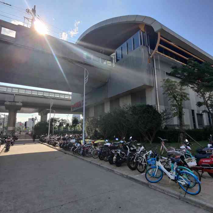 秀沿路地铁站