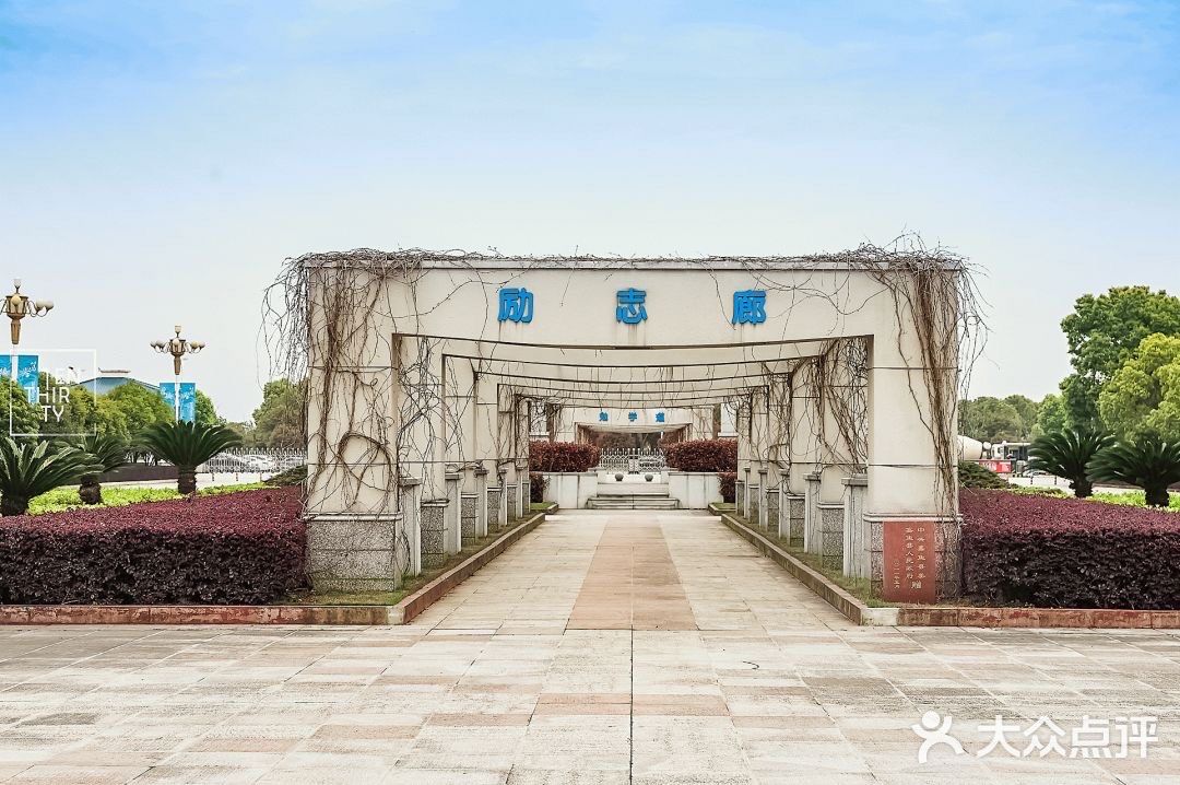 武汉大学东湖学院坐落于江夏区大花岭李纸路,离大花岭