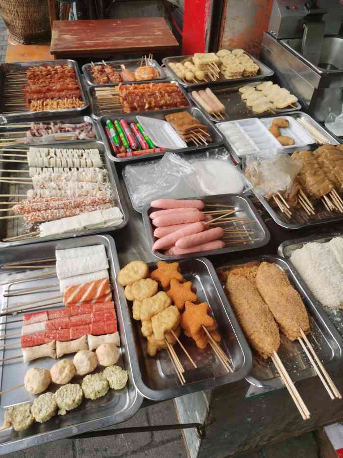 凤鸣山中学的门口的小店孩子们放学就可以围在这边吃吃炸串and奶茶