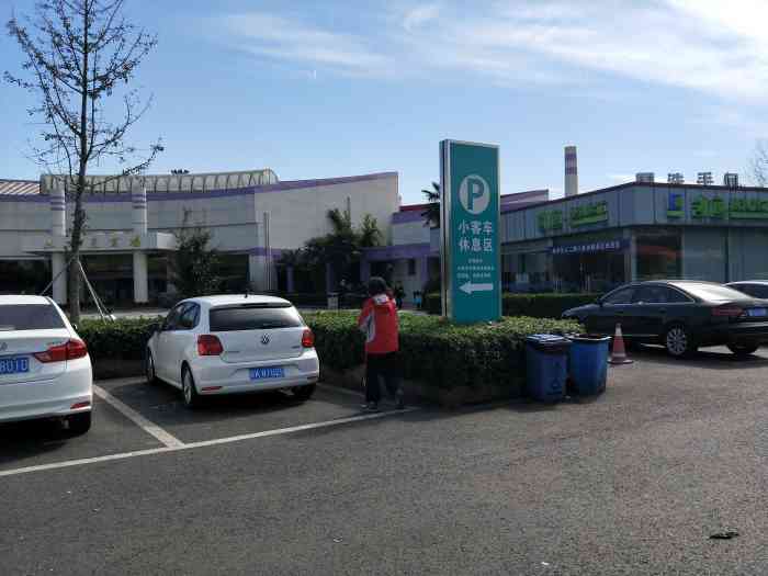 八卦洲服务区停车场