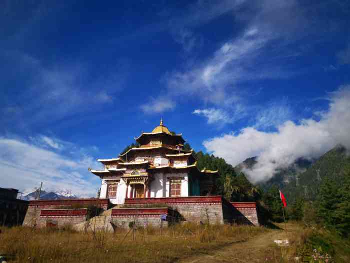 嘎朗王宫遗址"嘎朗王宫遗址依山而建,伴着嘎朗湖,背山.