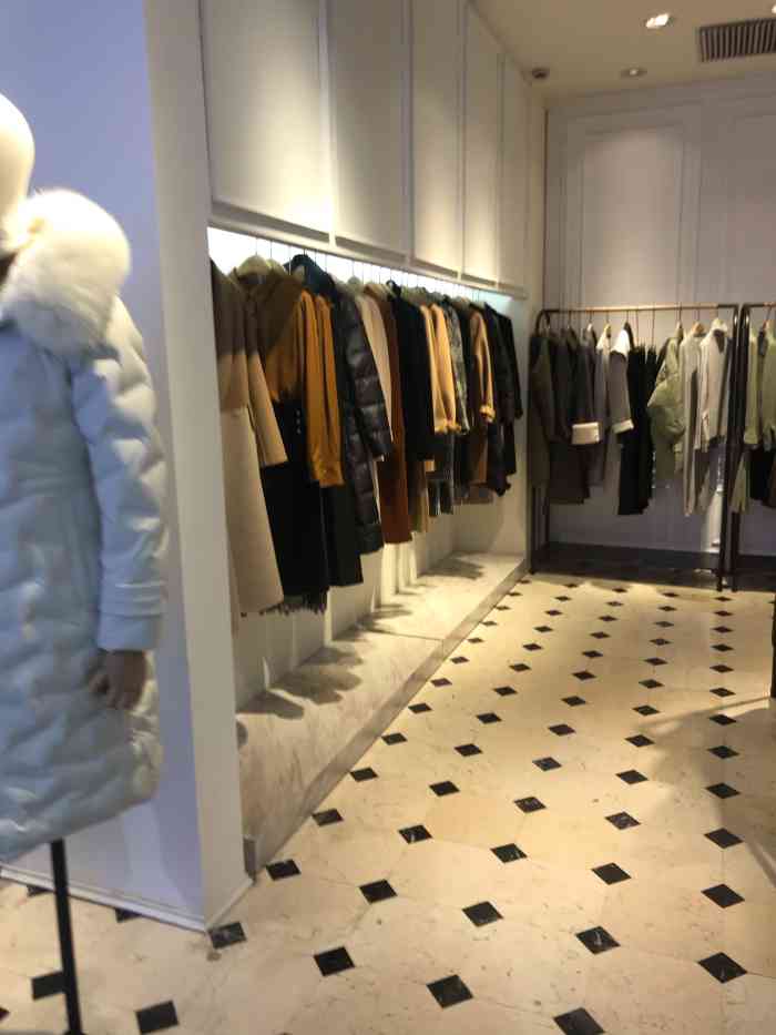服装品牌 [店铺位置]:位于地铁2号线,街道口站b口,步行120米,群光广场
