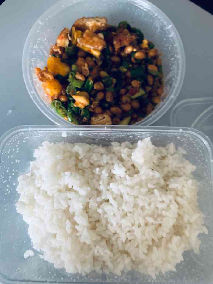 打分 味道正宗,打包回家吃～虽然面好粉也不错,但是更喜欢湘味盖饭