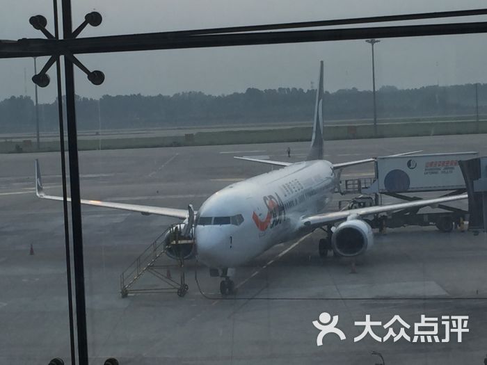 济南遥墙国际机场位于济南市东北方向,历城区遥墙街道,距市中心28公里左右。是山东省规模最大、旅客吞吐量第二的民用机场,2014年底南指廊扩建完成,总建筑面积11万平方米,2015年北指廊启动建设,满足年旅客吞吐量1500万,航站楼面积达到15.5万平方米。并且规划了远期建设2号航站楼,以保障2040年4700万人次的吞吐量,济南遥墙国际机场设计新颖、设施先进、环境优雅,是国内一流的现代化航空港,它的投入运营将为山东民航及经济的发展发挥重要的作用。 一楼大厅很大很高,有专门的办理托运和换登机牌的地方,有收费