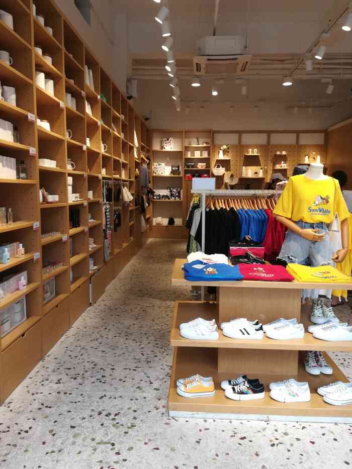 优衣优品 这一家实体门店在文化宫内.这品牌应该年轻者的喜爱吧!