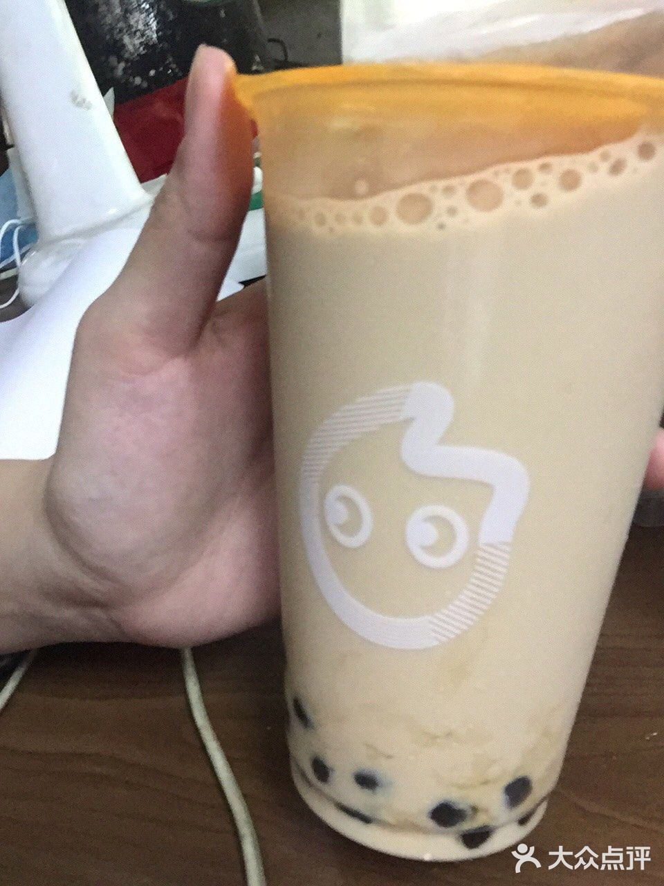 有次买了大杯的奶茶不小心掉地上破了底