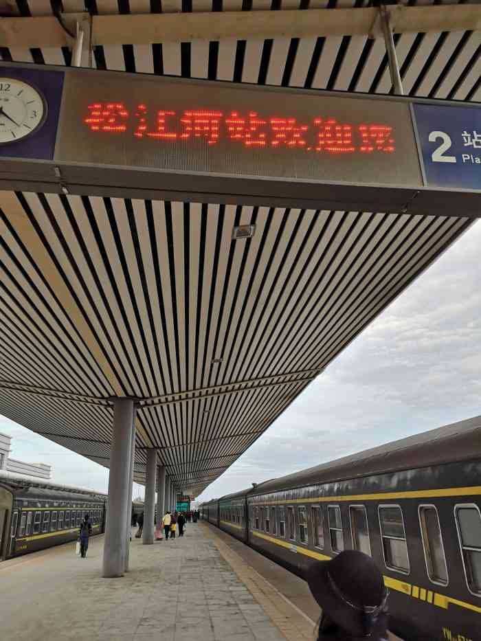 松江河火车站-"松江河是长白山西坡附近的小镇,车站车次一.