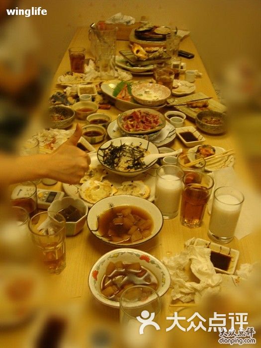 我们的聚餐有点狼藉.