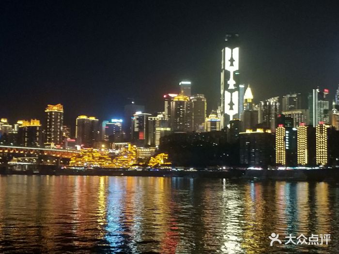 重庆现在也属于被抖音炒火的网红城市,自然.