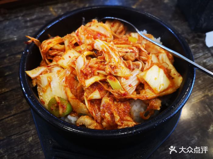辣白菜五花肉拌饭