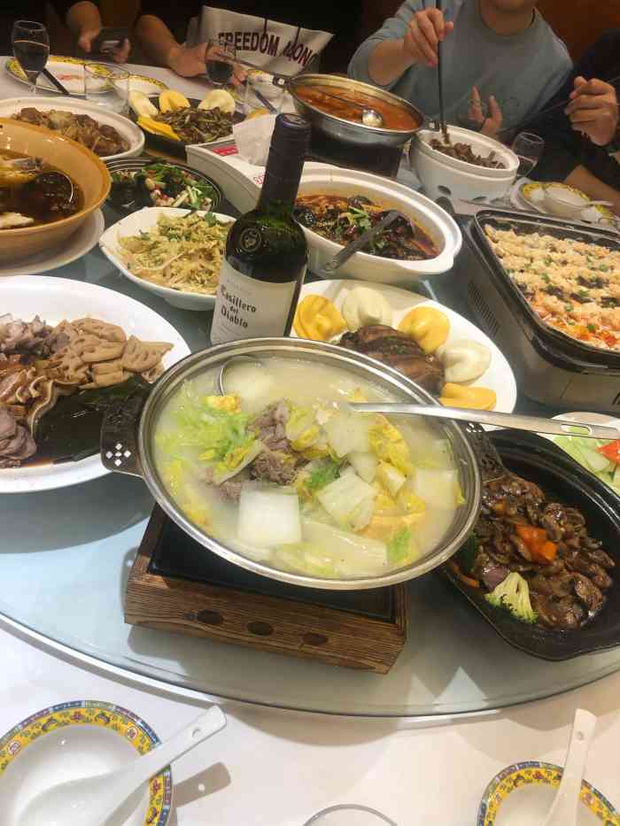 太熟悉家常菜停车场"多人聚餐,忙到喝酒去了,没注意味道.