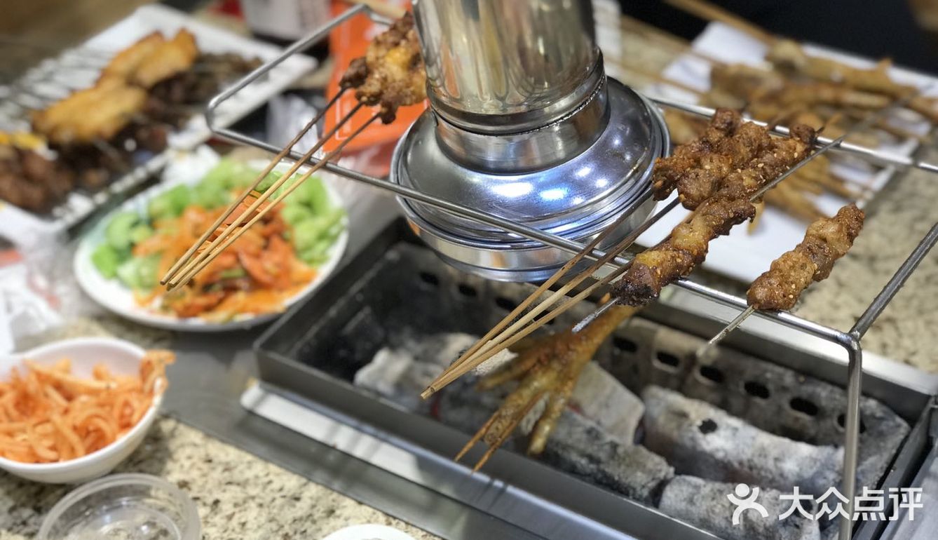 它在我心目中,是延吉市最被低估的一家烧烤烤串,金排鸡手,麻辣排骨串