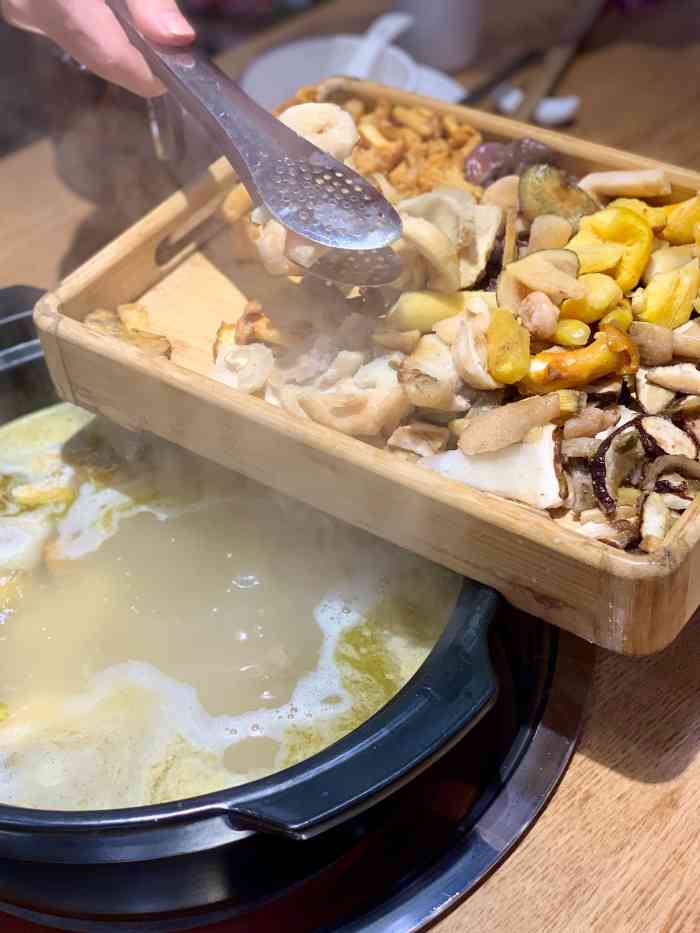 一朵菌野生菌火锅(南亚店)-"在云南天黑的好晚,每次感觉该吃饭了已经