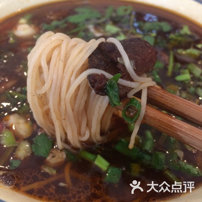 西昌特色米粉红烧牛肉粉图片 - 第1张