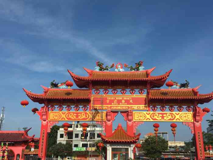 大伯公庙-"印象最深的是这个庙宇边上有卖很多五颜六.