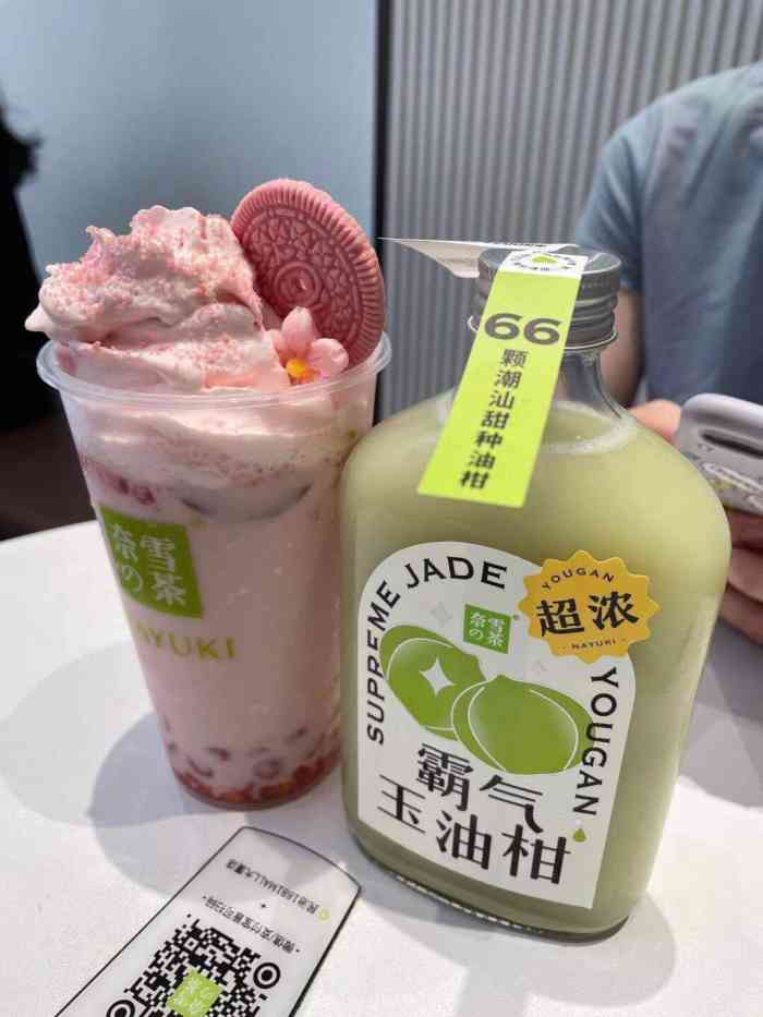 奈雪的茶(岁宝民治1881店"这次来喝的是奈雪新品霸气水蜜桃,里面的