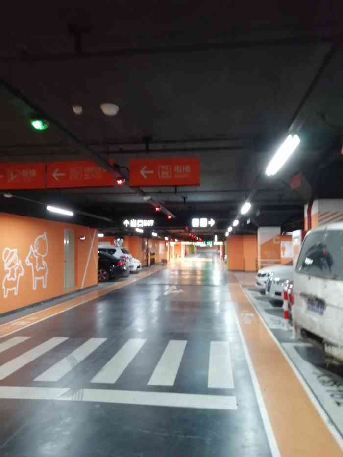龙湖星湖天街地下停车场
