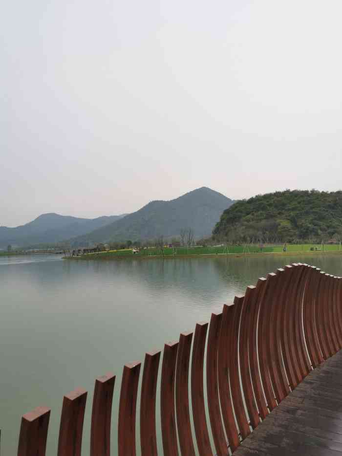 铜鉴湖公园"木有想到铜鉴湖还是挺大的,挺美的,只是湖.