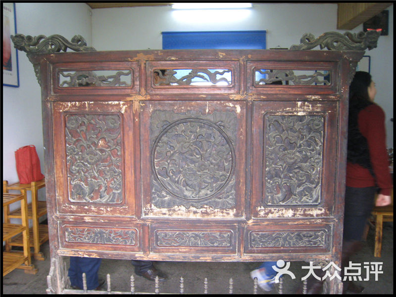 雅间古香古色的明代屏风