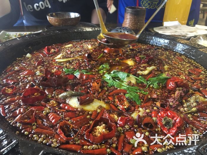 鱼摆摆:位置在办出国证的对面,巴南区水.重庆美