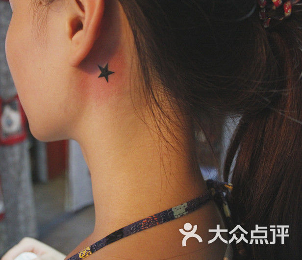 耳后星星纹身