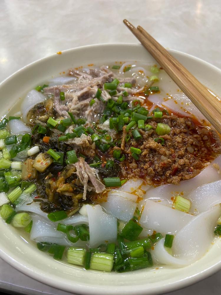 大理粑肉饵丝-"这家店在昆华医院旁边,店面不算太大,.