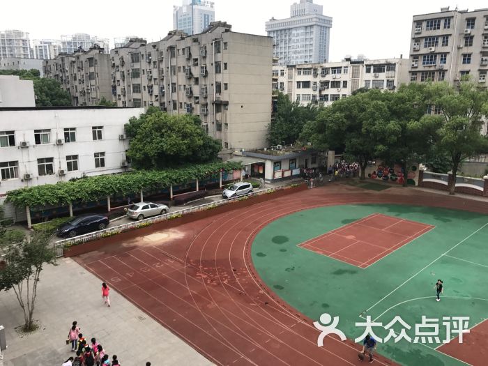 洪山区梨园小学操场图片 第1张