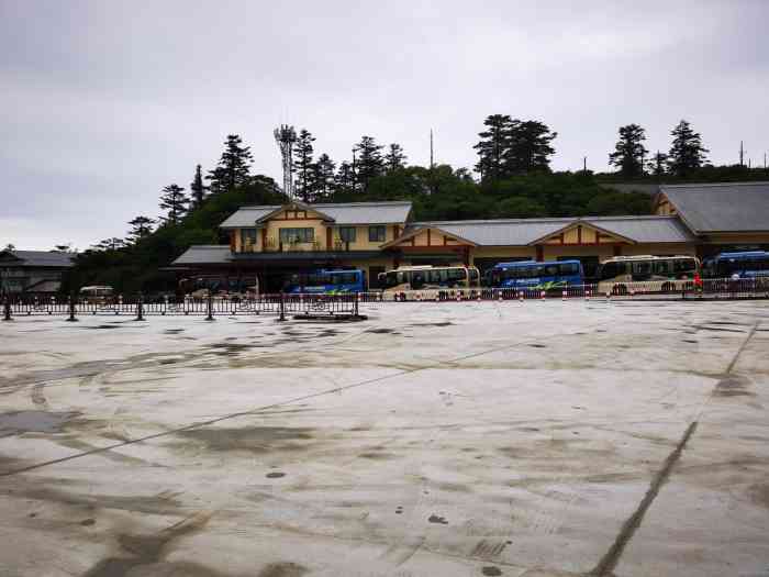 雷洞坪车站-"雷洞坪车站,是去往金顶山顶的一个中转站,.