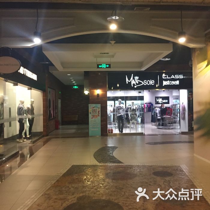 燕莎奥特莱斯购物中心