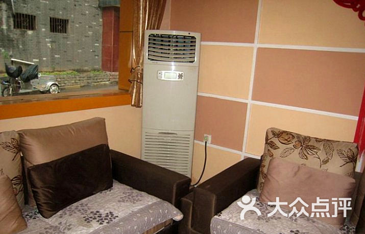 大厅的布艺沙发和空调柜机