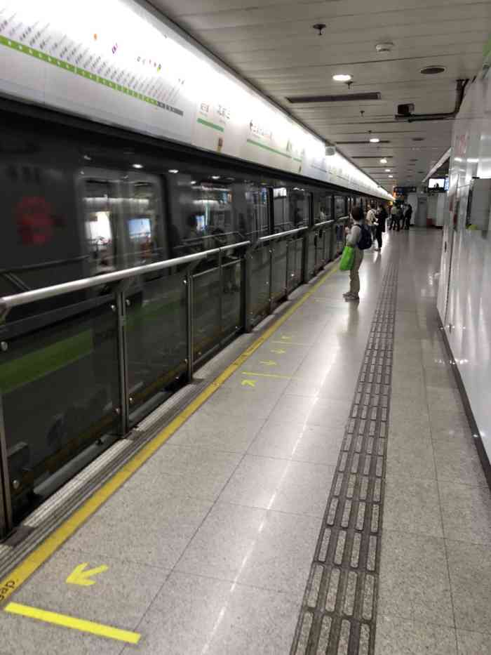 北新泾(地铁站"我觉得地铁2号线这条线路都是有点比较老旧.