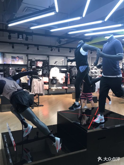 nike(西单大悦城篮球体验店)模特展示图片 第2张