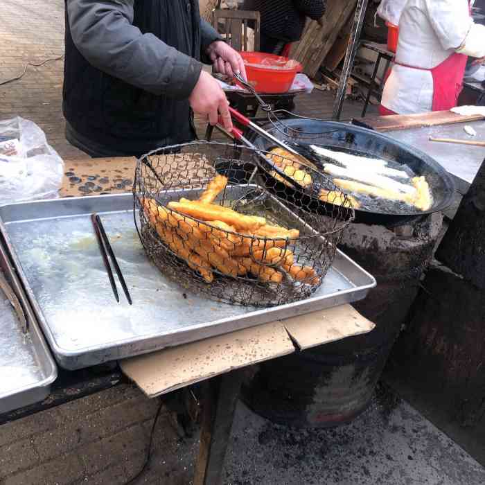 洛阳路油条-"洛阳路老式口味炸油条,夫妻店路边摊,.