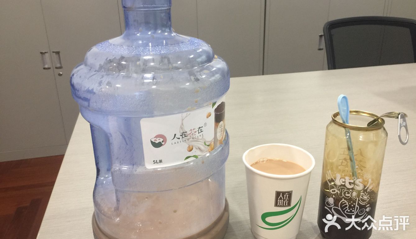 5l奶茶原来真的有,公司里的小伙伴买来了人在茶在的桶