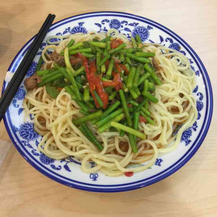 今天吃蒜苔炒牛肉盖浇面,分量很多很多!