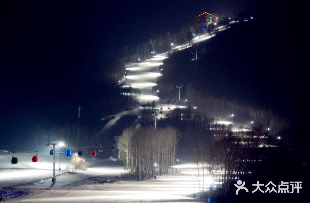 夜色中,灯光照射下的雪道,远看就像一条光