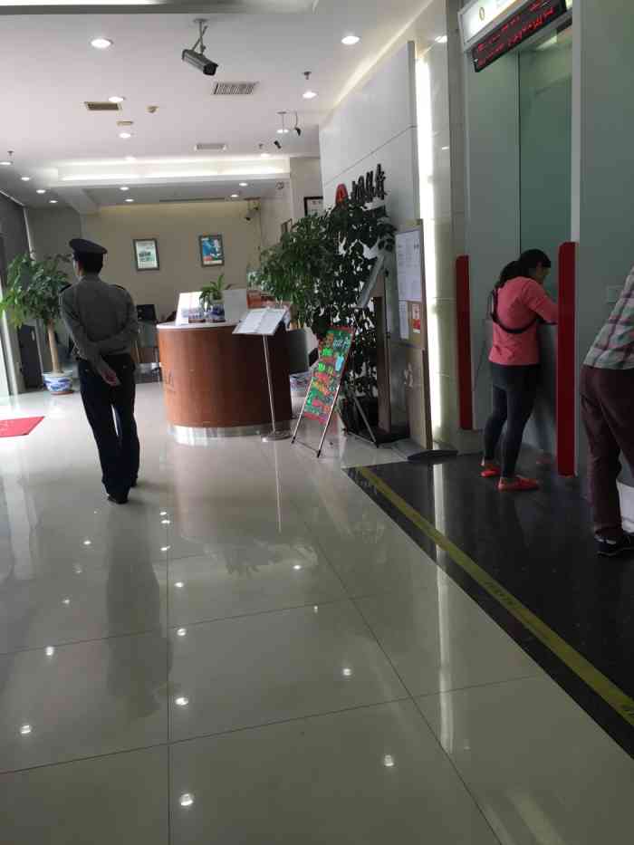 中国银行-"有很多人在排队,但是只开了2个柜台,偶尔.