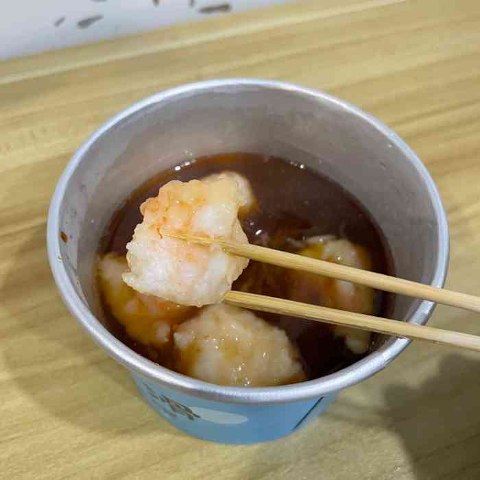 虾遇虾滑小吃店-""纯手工虾滑要不要过来试一试"老板跑到.