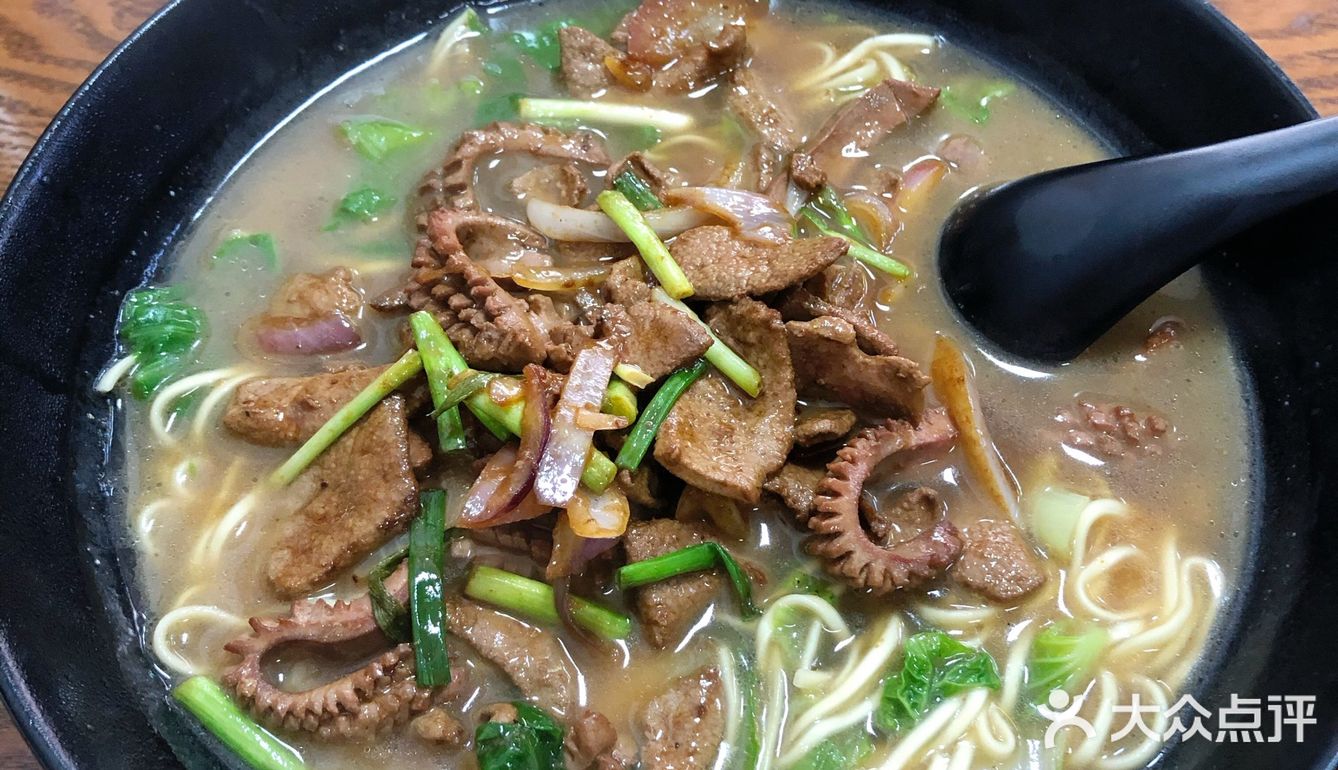 53 明鑫面馆 无意间遇到的一家小店,是传统的杭州面馆,点了猪肝面腰花