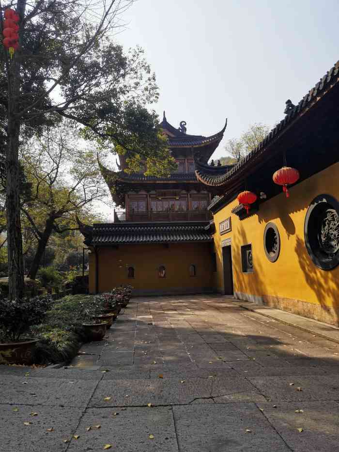 三天竺法镜寺,位于天竺山,风景很不错,门票10块钱.